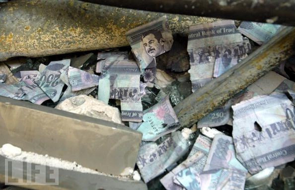 Tiền Iraq in hình tổng thống Hussein bị xé Tiền Iraq in hình tổng thống Hussein bị xé