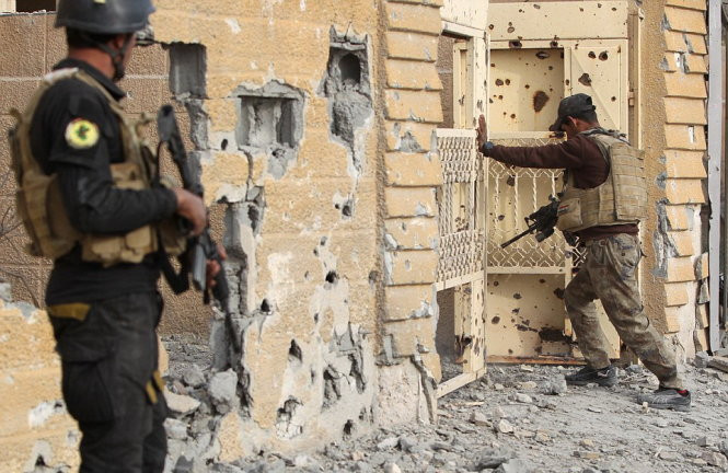 Dù đã đánh bật IS, quân đội Iraq vẫn lo lắng, sợ IS cài chất nổ trong các tòa nhà - Ảnh: AFP