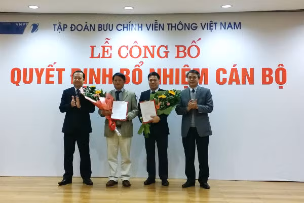 Ông Lương Mạnh Hoàng (thứ 2 từ trái sang) và ông Tô Dũng Thái (thứ 3 từ trái sang)