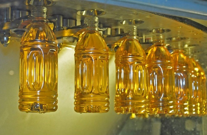 Về lý thuyết, chu trình sản xuất một chai trà xanh mất khoảng 19-20 phút. Vỏ chai trà xanh phải chịu được nhiệt độ 100 độ C mà không móp méo, và chỉ được sử dụng một lần, khác với nước ngọt có ga, khi chỉ có nắp, nút và chai nhựa loại dưới 10 lít không được tái sử dụng. Tuy vậy, thời gian qua, rất nhiều sản phẩm nước giải khát xảy ra sự cố xuất hiện vật thể lạ trong chai nước. Về lý thuyết, chu trình sản xuất một chai trà xanh mất khoảng 19-20 phút. Vỏ chai trà xanh phải chịu được nhiệt độ 100 độ C mà không móp méo, và chỉ được sử dụng một lần, khác với nước ngọt có ga, khi chỉ có nắp, nút và chai nhựa loại dưới 10 lít không được tái sử dụng. Tuy vậy, thời gian qua, rất nhiều sản phẩm nước giải khát xảy ra sự cố xuất hiện vật thể lạ trong chai nước.