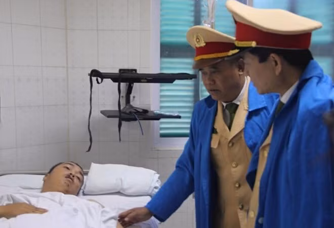 Thiếu tướng Trần Sơn Hà và lãnh đạo Phòng CSGT Hà Nội thăm hỏi thượng úy Đạt. Ảnh: N.H.