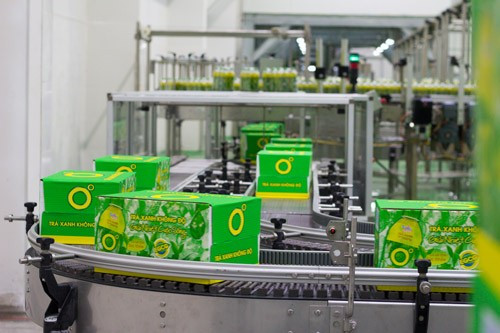 Tham gia thị trường khá muộn (từ năm 2006), nhưng Tân Hiệp Phát tăng tốc rất nhanh. Năm 2013, thị phần tiêu thụ của nhãn hàng này chiếm tới 22,65%, PepsiCo chiếm 25,5%, Coca-Cola Việt Nam giữ 10,5% thị phần, còn lại là của các nhãn hiệu khác. Nguồn:VietinbankSC. Tham gia thị trường khá muộn (từ năm 2006), nhưng Tân Hiệp Phát tăng tốc rất nhanh. Năm 2013, thị phần tiêu thụ của nhãn hàng này chiếm tới 22,65%, PepsiCo chiếm 25,5%, Coca-Cola Việt Nam giữ 10,5% thị phần, còn lại là của các nhãn hiệu khác. Nguồn:VietinbankSC.