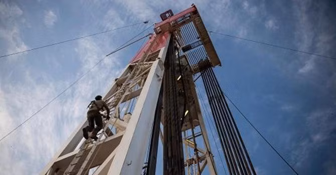 Giá dầu tăng ngay sau tin đồn Arab Saudi đề xuất giảm sản lượng