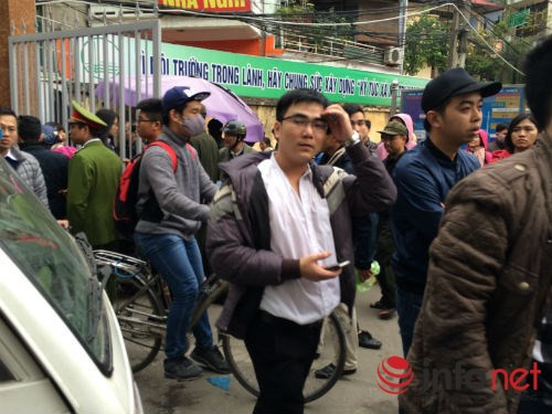 Nhiều người bức xúc vì không được tiêm chủng.