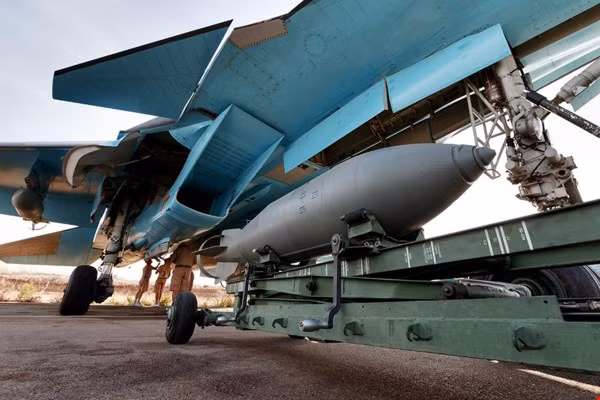 Clip cận cảnh cách “thú mỏ vịt” Su-34 ném bom đánh IS