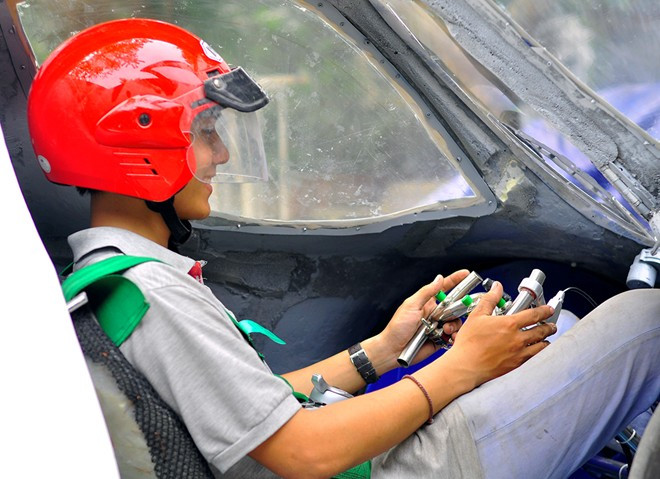 Xe nặng khoảng 60 kg và chỉ có một chỗ ngồi dành cho người điều khiển. Ghế, dây an toàn, vô lăng, phanh... có kiểu dáng giống xe đua công thức 1. Vỏ xe mỏng, nhẹ nên tài xế phải đội mũ bảo hiểm để bảo đảm an toàn khi vận hành.