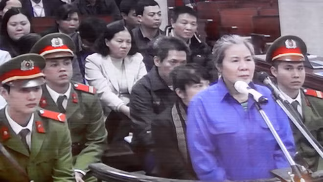 Bị cáo Chử Thị Kim Hiền (nguyên phó giám đốc Agribank Nam Hà Nội) tại tòa chiều 21-12 - Ảnh T.L chụp màn hình