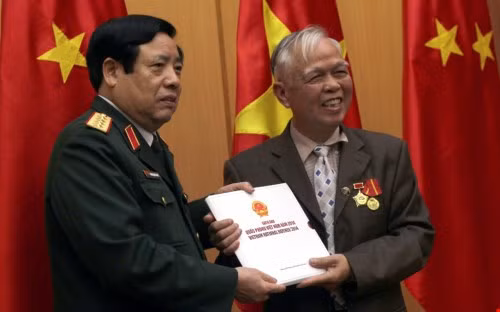Bộ trưởng Phùng Quang Thanh tặng sách ảnh quốc phòng Việt Nam cho cựu chiến binh Trung Quốc - Ảnh: Phan Hậu