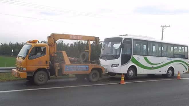 Cứu hộ xe bị nổ vỏ.