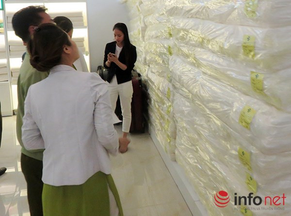 Đứng ra làm việc với QLTTvề các sai phạm của showroom H.A Cao su thiên nhiên là bà Nguyễn Hoàng Phú Yên (mặc áo khoác đen, quần trắng), Giám đốc Công ty Tuệ Dân (Ảnh: HC) Đứng ra làm việc với QLTTvề các sai phạm của showroom H.A Cao su thiên nhiên là bà Nguyễn Hoàng Phú Yên (mặc áo khoác đen, quần trắng), Giám đốc Công ty Tuệ Dân (Ảnh: HC)