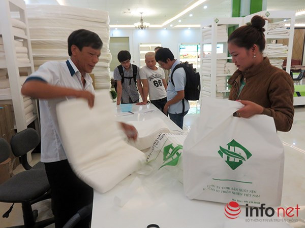 Bao bì mà showroom H.A Cao su thiên nhiên sử dụng để đựng hàng giao cho khách đều mang tênCông ty TNHH Sản xuất nệm H.A Cao su Việt Nam... (Ảnh: HC) Bao bì mà showroom H.A Cao su thiên nhiên sử dụng để đựng hàng giao cho khách đều mang tênCông ty TNHH Sản xuất nệm H.A Cao su Việt Nam... (Ảnh: HC)