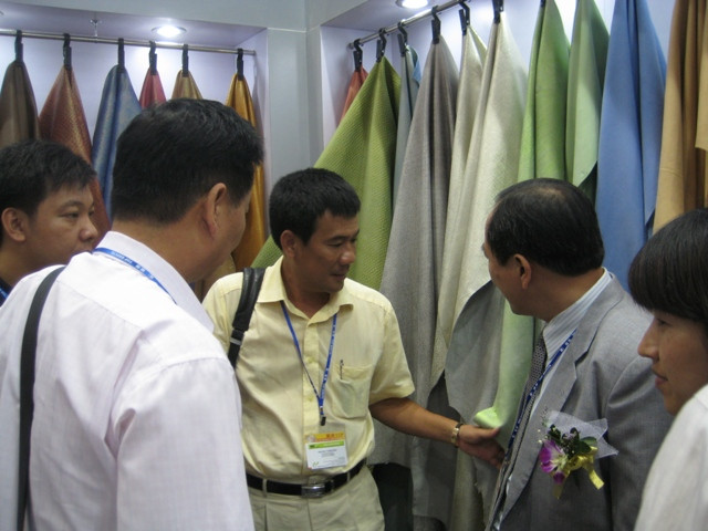 Doanh nhân da giày VN đang tìm kiếm nguyên liệu da thuộc tại tỉnh Quảng Châu, Trung Quốc để nhập khẩu về VN.