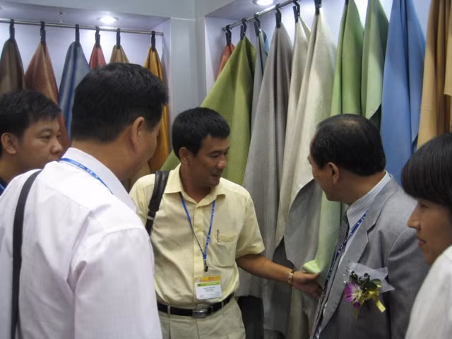 Doanh nhân da giày VN đang tìm kiếm nguyên liệu da thuộc tại tỉnh Quảng Châu, Trung Quốc để nhập khẩu về VN. Doanh nhân da giày VN đang tìm kiếm nguyên liệu da thuộc tại tỉnh Quảng Châu, Trung Quốc để nhập khẩu về VN.