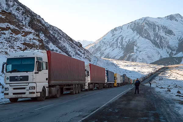 Tắc nghẽn ở biên giới Gruzia với Nga. Hàng chục xe tải, trong số đó có các xe tải hàng hóa từ Thổ Nhĩ Kỳ, bị dồn ứ trước cửa khẩu biên giới. Các nước trong dự án Xuyên Caspian hi vọng tuyến đường sắt mới sẽ giúp thông thương hàng hóa -Kommersant
