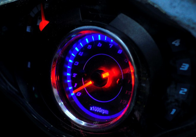 Xe được lắp bộ đồng hồ thể hiện các thông số vận tốc, nhiên liệu, hộp số... trong buồng lái để tài xế theo dõi.Nhóm lên ý tưởng và bắt đầu chế tạo từ đầu tháng 6. Sau gần nửa năm, chiếc xe hoàn chỉnh và vận hành tốt.