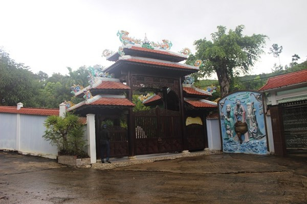 Cổng biệt phủ nguy nga - Ảnh: Lê Đình Dũng.