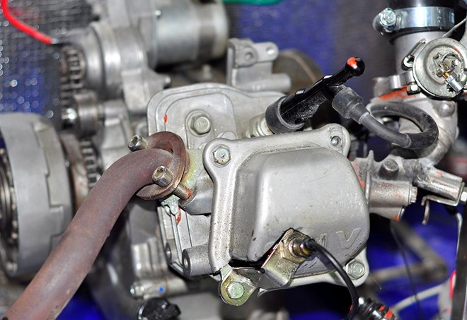 Nhóm 8 sinh viên trường Đại học Lạc Hồng (TP Biên Hòa, Đồng Nai) vừa hoàn thiện chiếc xe 4 bánh siêu tiết kiệm nhiên liệu. Chiếc xe có tên LH - Gold Energy sử dụng 1 lít cồn có thể chạy được quãng đường 200 km.