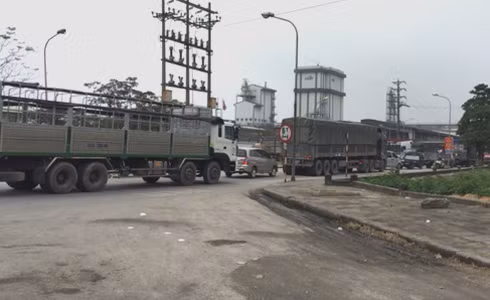 Xe tải nặng nối đuôi nhau đi vào đường huyện mặc dù có biển báo cấm xe trên 6 tấn. Ảnh: P.Linh