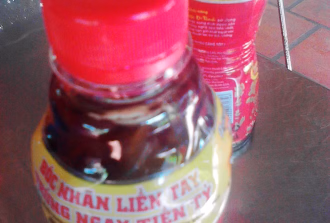 Trà thảo mộc Dr. Thanh được cho là có vật lạ lợn cợn bên trong ở Cà Mau. Ảnh: CTV.