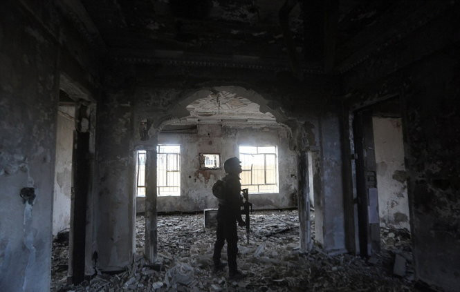 Một tòa nhà ở Ramadibị hư hại nặng sau nhiều tuần giao tranh kéo dài - Ảnh: AFP