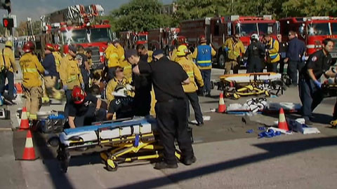 Cáng cứu thương được đặt nhiều ở hiện trường. (Ảnh: NBC)