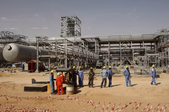 Một sắc lệnh của hoàng gia Ả Rập Saudi đã thông báo rằng giá xăng sẽ tăng 50% bắt đầu từ ngày 29-12. Ảnh: REUTERS