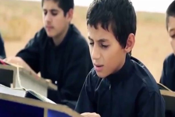 Nhiệm vụ đầu tiên của những đứa trẻ là học thuộc kinh Koran. Ảnh:Mirror