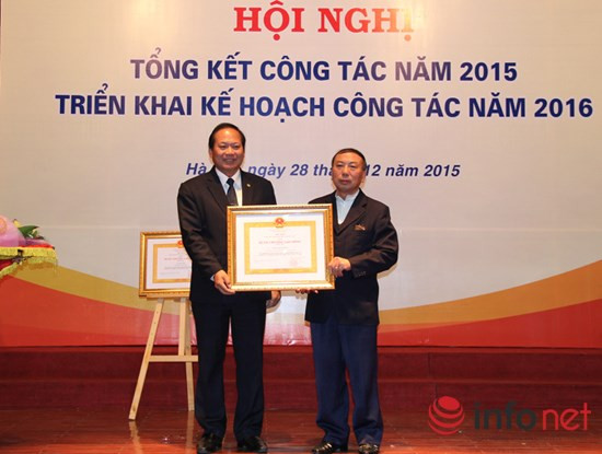 Và trao Huân chương Lao động hạng Ba cho Cục trưởng Cục Báo chí Hoàng Hữu Lượng. Ảnh: Xuân Lộc