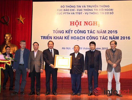 Thứ trưởng Trương Minh Tuấn thừa ủy quyền Chủ tịch nước trao Huân chương Lao động hạng Ba cho Cục Báo chí, Bộ TT&TT. Ảnh: Xuân Lộc.