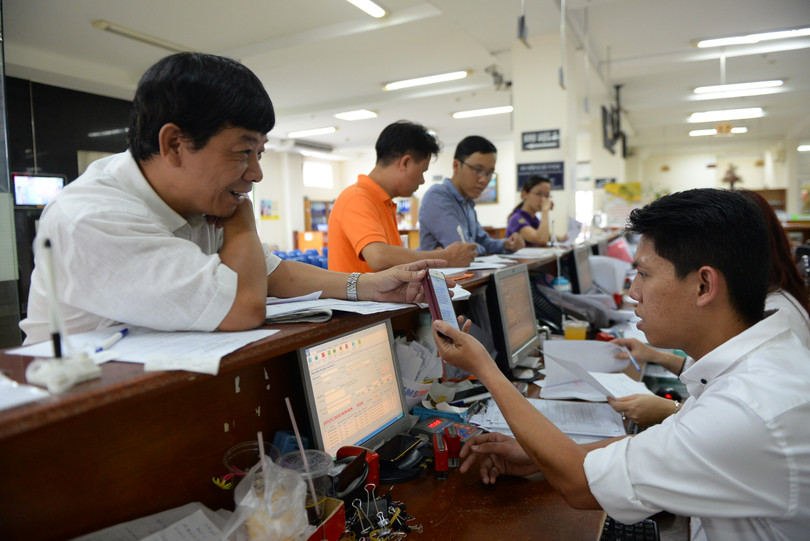 Với cách tính đóng BHXH mới, chịu tác động lớn nhất là những doanh nghiệp sử dụng nhiều lao động như ngành dệt may, da giày. Trong ảnh: công nhân may tại Công ty cổ phần may Nhà Bè - Ảnh: Hữu Khoa