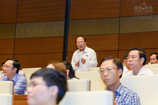 Bộ trưởng Hoàng Tuấn Anh trả lời chất vấn tại kỳ họp thứ 10, Quốc hội khóa XIII (Ảnh: VPQH)