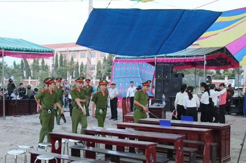 Xét xử vụ thảm sát ở Bình Phước: Dương và Tiến bật khóc khi bị đề nghị án tử hình ảnh 43