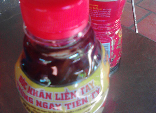 Những chai trà thảo mộc Dr. Thanh có cặn được phát hiện vào trưa 14/12