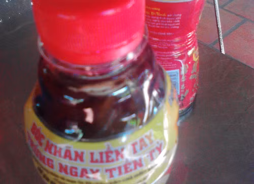 Những chai trà thảo mộc Dr. Thanh có cặn được phát hiện vào trưa 14/12