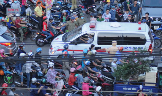 Xe cảnh sát có mặt tại hiện trường - Ảnh: A.LỘC