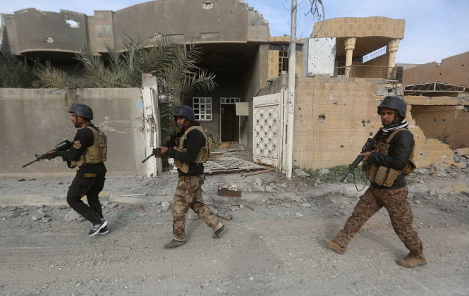 Phần lớn thành phố yên tĩnh một cách kỳ lạ, dẫn đến lo ngại rằng IS có thể cài chất nổ ở khắp nơi để "diệt" quân Iraq - Ảnh: AFP