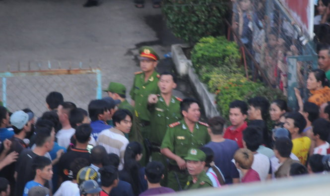 Cảnh sát bảo vệ hiện trường - Ảnh: A.LỘC