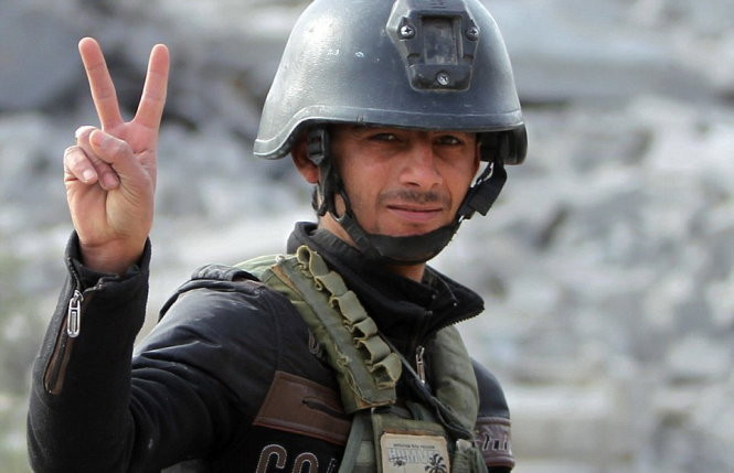Một người lính Iraq ăn mừng chiến thắng sau khi giành lại Ramadi - Ảnh: AFP