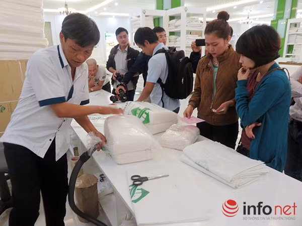 Dù được hút chân không cho gọn hơn nhưng liệu có hợp lý khi khách du lịch Trung Quốc phải sang tận Đà Nẵng mua những thứ hàng cồng kềnh do chính nước mình sản xuất này? (Ảnh: HC)