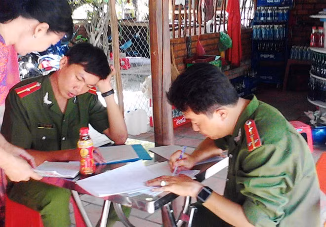Công an làm việc với quán giải khát để kiểm tra trà Dr. Thanh có cặn. Ảnh:CTV. Công an làm việc với quán giải khát để kiểm tra trà Dr. Thanh có cặn. Ảnh:CTV.