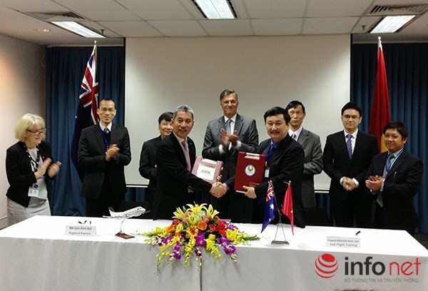 Ngài Đại sứ Australia Hugh Borrowman cùng các quan chức cao cấp của Cục Hàng không dân dụng Việt Nam chứng kiến lễ ký kết hợp đồng thương mại giữa Học Viện Phi Công - Hàng Không Australia (AAPA) và Trung tâm Đào tạo Bay Việt vào ngày 16/12 (Ảnh do Đại sứ 