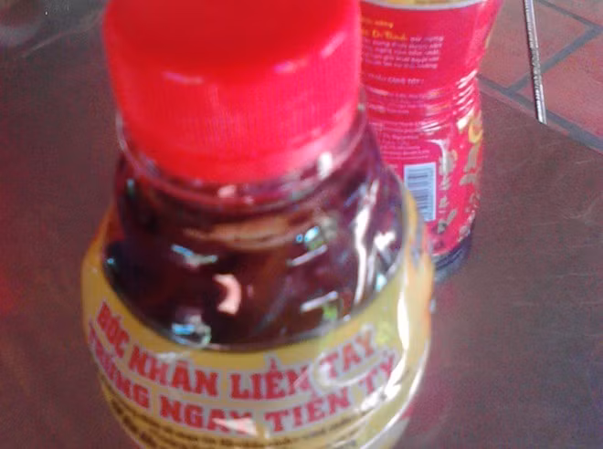 Trà thảo mộc hiệu Dr. Thanh có cặn như men giấm phát hiện tại Cà Mau. Ảnh: CTV