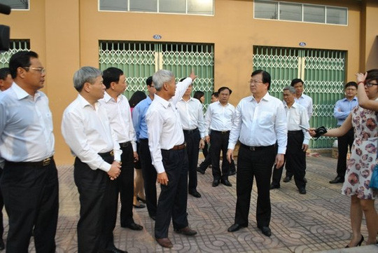 Đoàn công tác của Bộ Xây dựng tại một dự án nhà ở xã hội ở KCN Nhơn Trạch, Đồng Nai hồi đầu năm 2015. Ảnh: Mạnh Tùng 