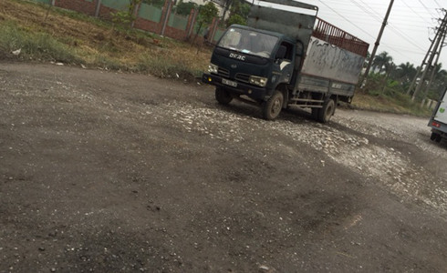 Các tuyến đường qua huyện Văn Lâm xuống cấp do xe tải đi nhiều mỗi ngày. Ảnh:P.Linh