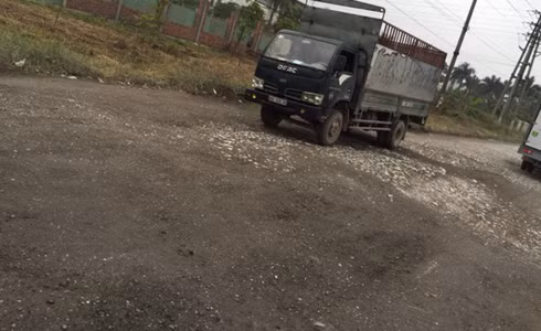 Các tuyến đường qua huyện Văn Lâm xuống cấp do xe tải đi nhiều mỗi ngày. Ảnh:P.Linh