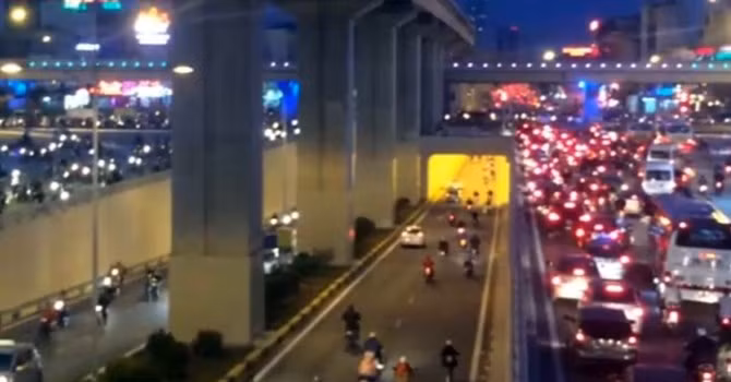 Hầm chui nút giao Thanh Xuân và Trung Hòa vào giờ cao điểm vẫn xảy ra tình trạng ùn ứ kéo dài.