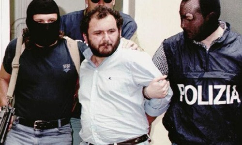 Các thành viên Catturandi bắt giữ Giovanni Brusca vào năm 1996. Ảnh:AP