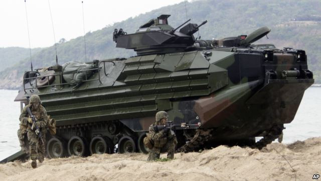 Binh sĩ Thủy quân Lục chiến Mỹ nhảy xuống từ xe tấn công đổ bộ trong cuộc tập trận Hổ Mang Vàng ở Thái Lan.