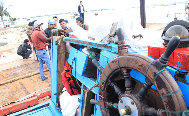 Tàu QNg 98495 bị tông nát cabin chỉ còn lại tay lái - Ảnh: Trường Trung