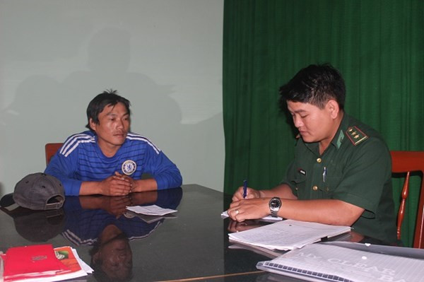 Biên phòng Trạm Tịnh Kỳ lấy lời khai của ngư dân trên tàu cá- Ảnh: Lê Đình Dũng.